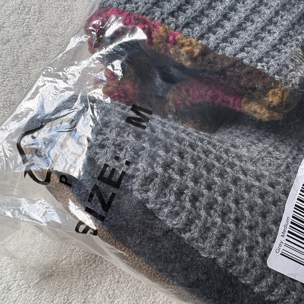 NWT Cuddl Duds Chunky Gray Knit Slippers with Colorful Pom Accents, Sz M(7/8) - Picture 3 of 5